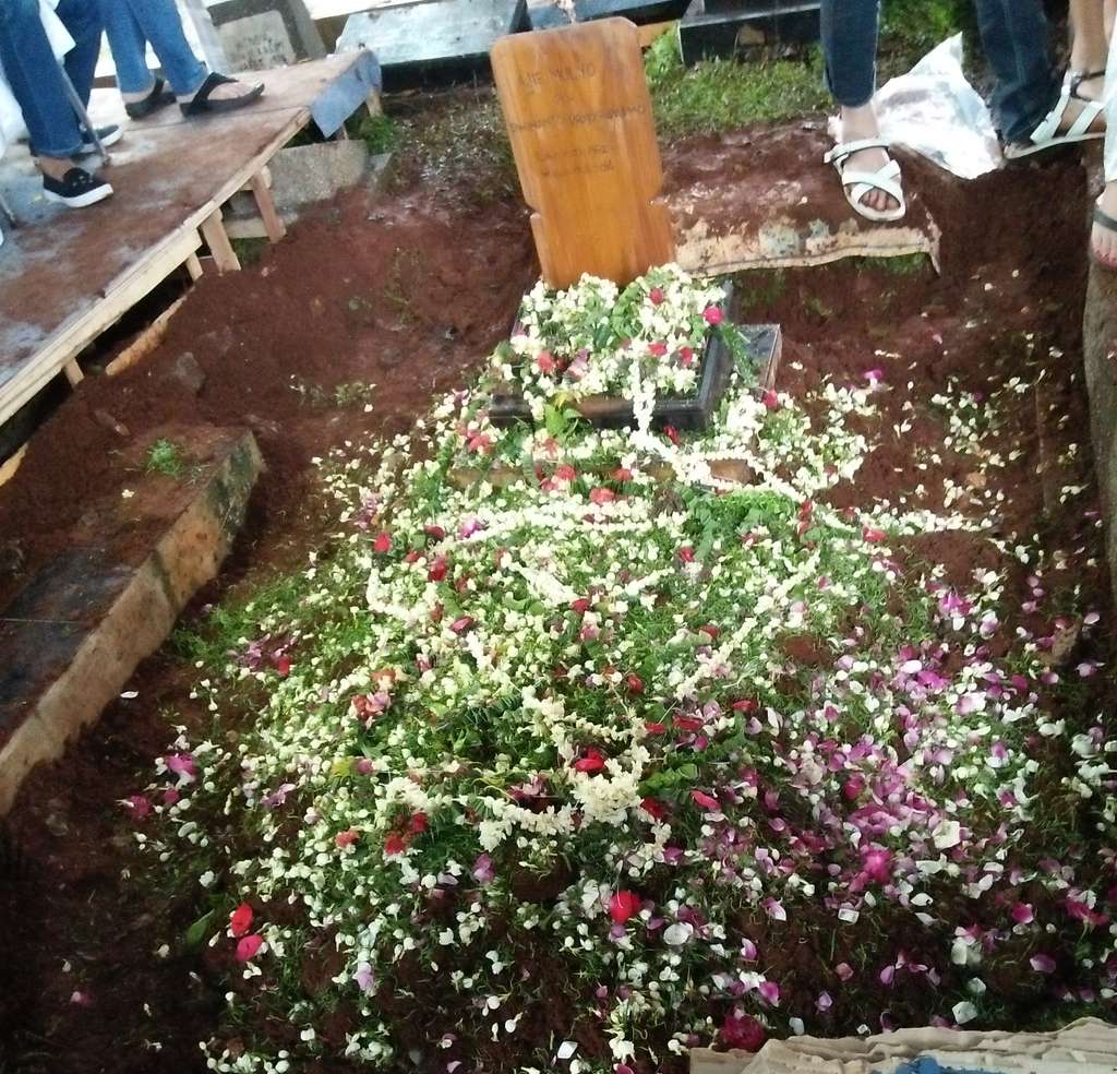Pemakaman Ayah Annisa Trihapsari Pemakaman Ayah Annisa Trihapsari