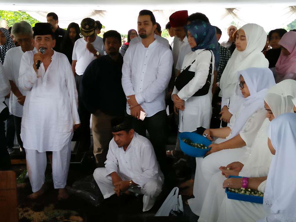 Suasana pemakaman ayahanda Annisa Trihapsari Suasana pemakaman ayahanda Annisa Trihapsari