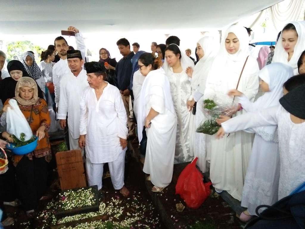 Suasana pemakaman ayahanda Annisa Trihapsari Suasana pemakaman ayahanda Annisa Trihapsari