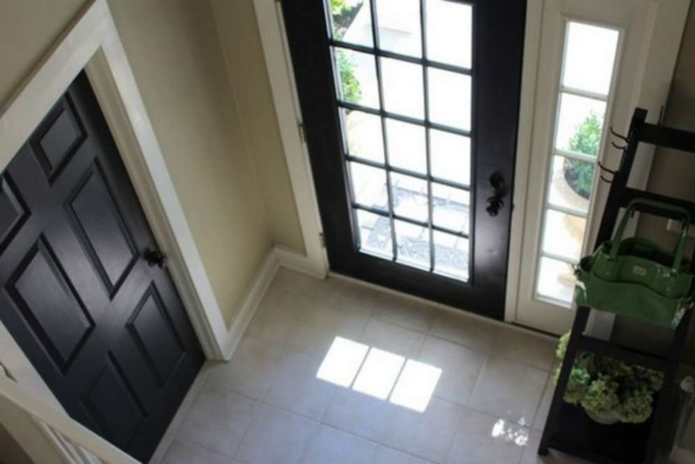 Pintu depan warna hitam (Foto: Home Decor)
