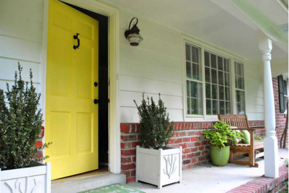 Pintu depan warna kuning (Foto: The Blooming)