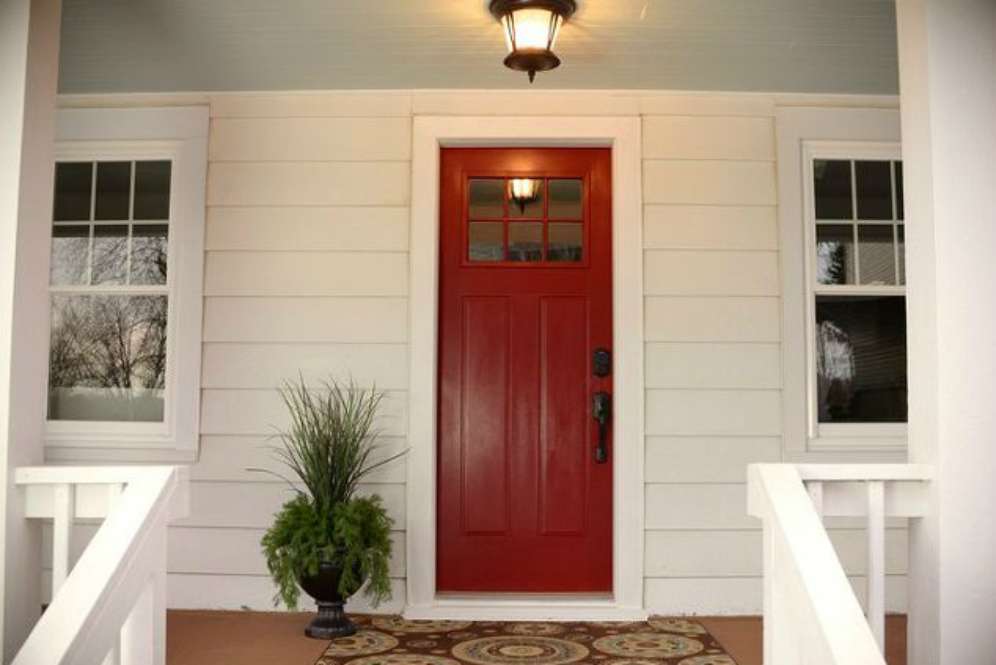 Pintu depan warna merah (Foto: Home Talk)