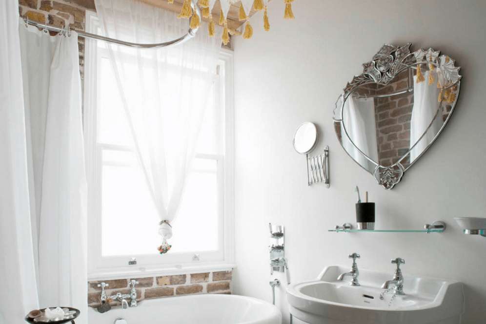 Penataan cermin di kamar mandi (Foto: Fresh Home)