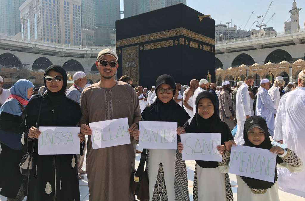 Pendukung Anies Baswedan memberikan dukungan saat umrah