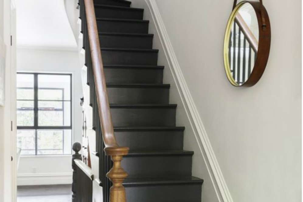 Tangga hitam (Foto: Houzz) Tangga hitam (Foto: Houzz)