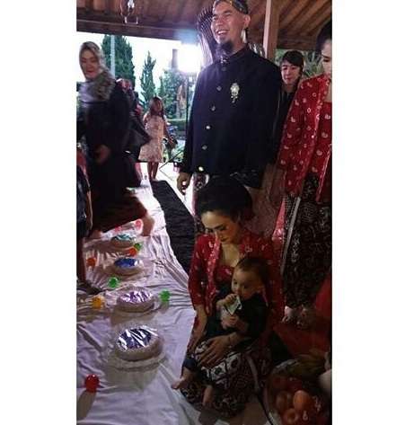 Acara Tedak Siten anak Mulan Jameela