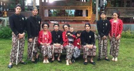 Acara Tedak Siten anak Mulan Jameela
