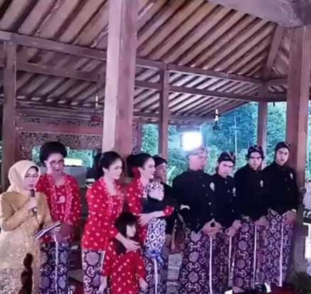 Acara Tedak Siten anak Mulan Jameela