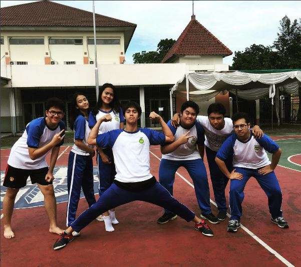 Selebritis Berseragam Putih Abu-Abu Selebritis Berseragam Putih Abu-Abu