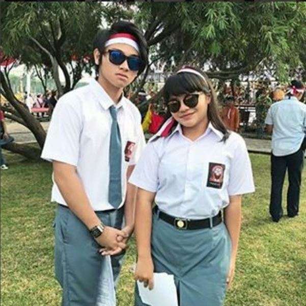 Selebritis Berseragam Putih Abu-Abu Selebritis Berseragam Putih Abu-Abu