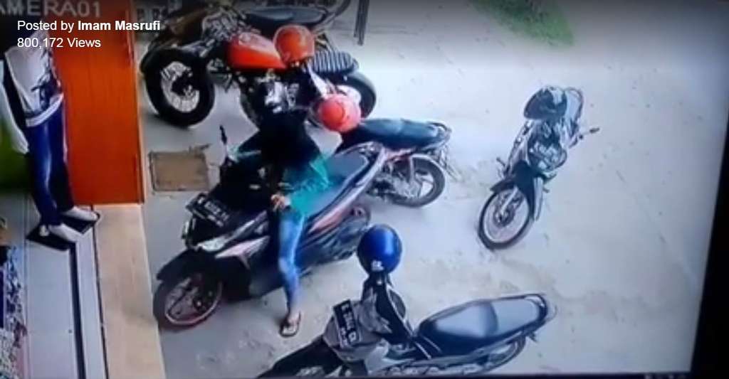 Cewek ribet keluarkan motor Cewek ribet keluarkan motor