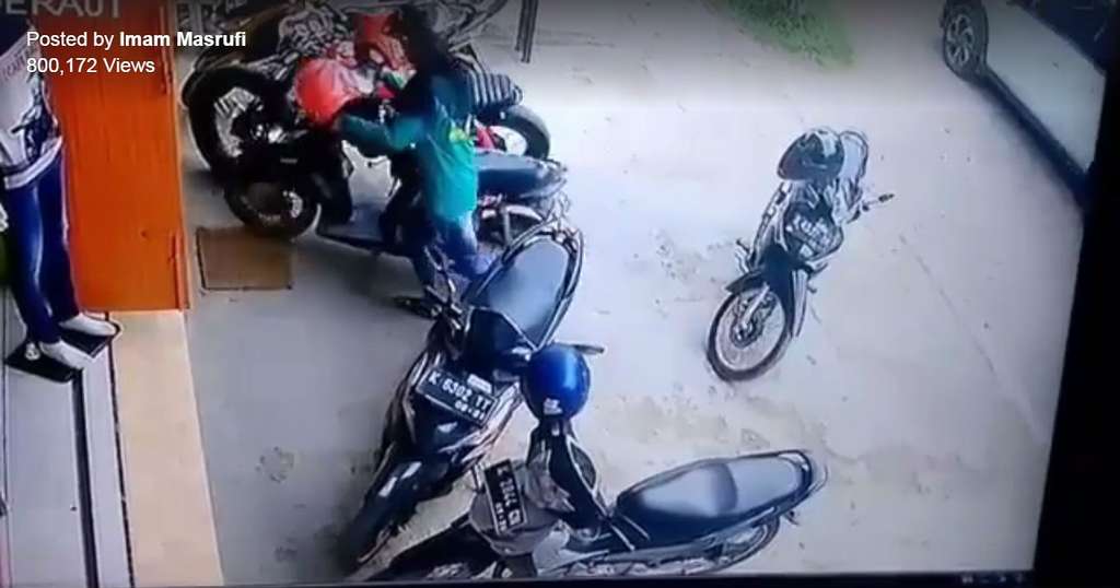 Cewek ribet keluarkan motor Cewek ribet keluarkan motor