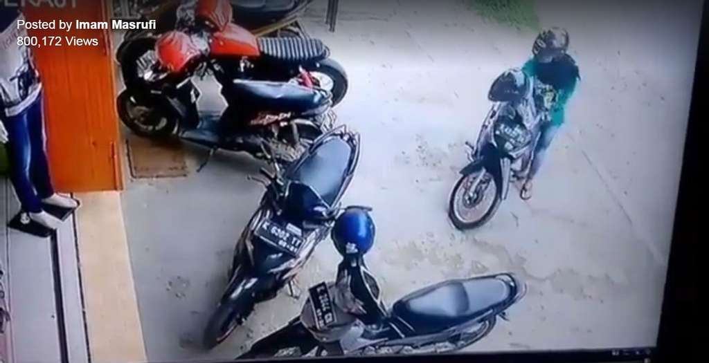 Cewek ribet keluarkan motor Cewek ribet keluarkan motor
