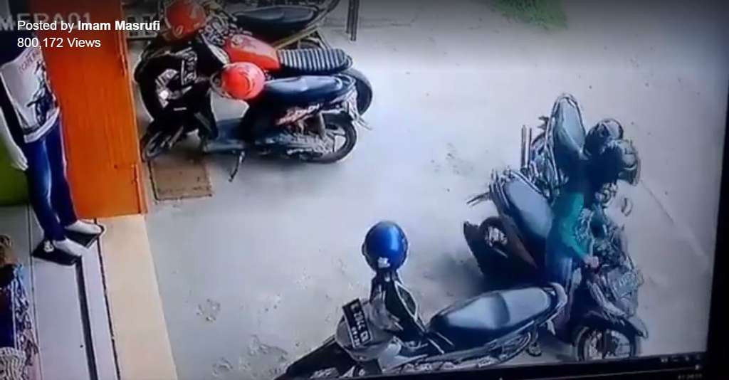 Cewek ribet keluarkan motor Cewek ribet keluarkan motor