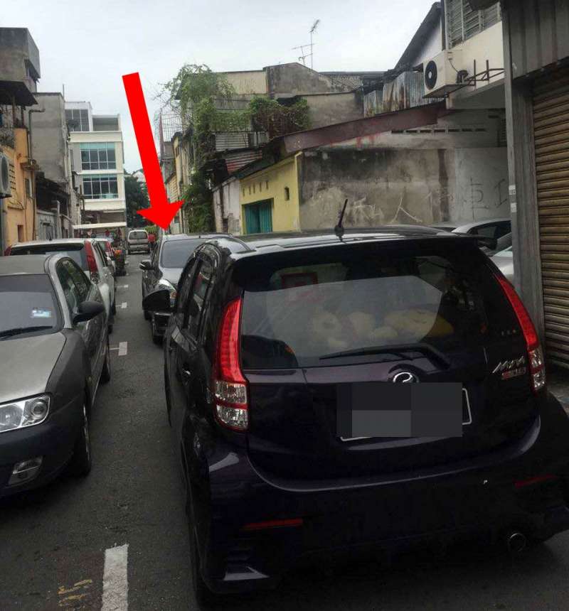 Mobil terjebak di gang