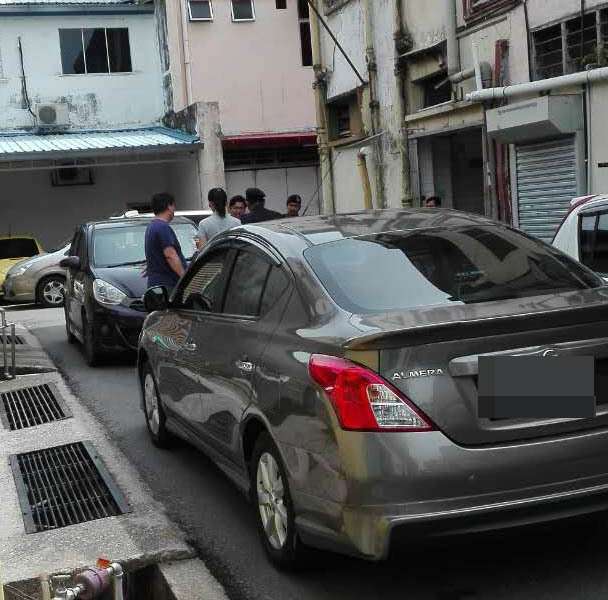 Mobil terjebak di gang