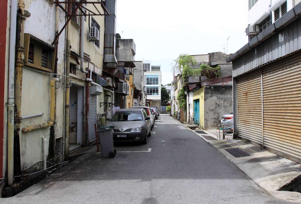 Mobil terjebak di gang