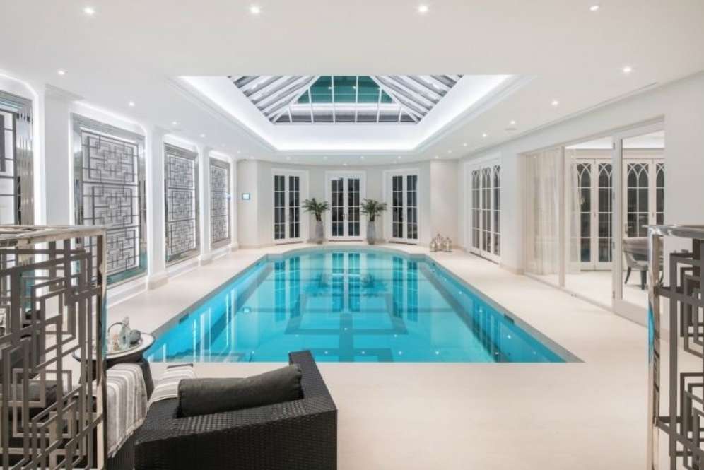 Kolam renang dalam ruangan di Whitelands (Elle Decor) Kolam renang dalam ruangan di Whitelands (Elle Decor)