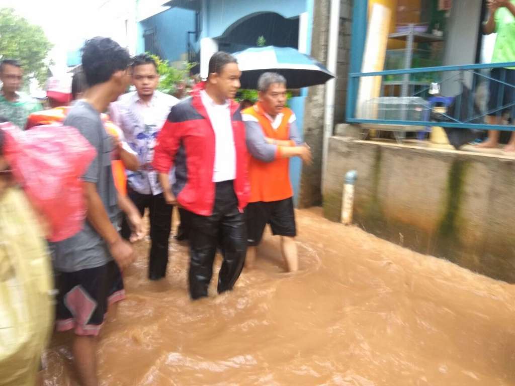Anies Baswedan sambangi lokasi banjir