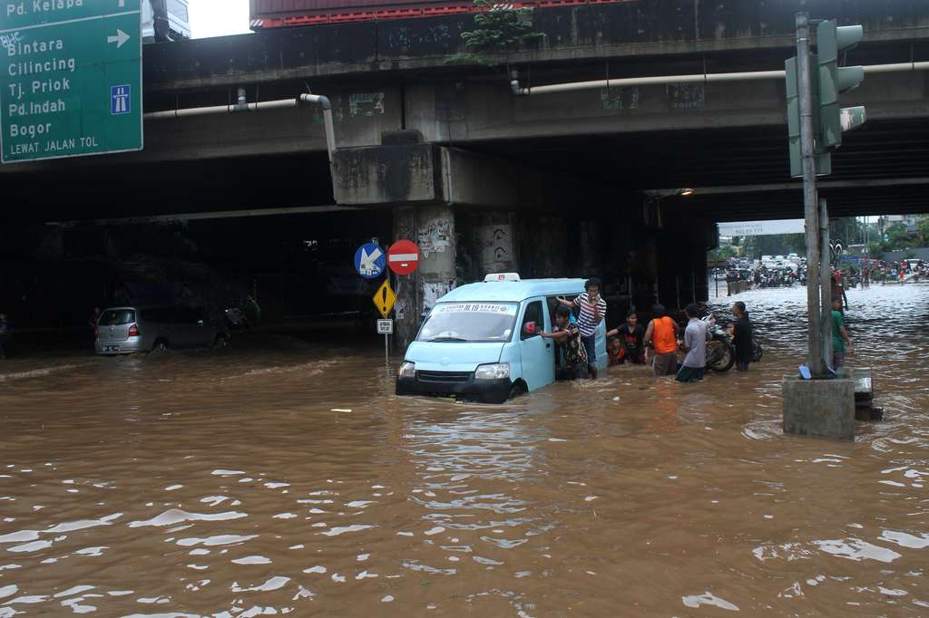 Banjir di sejumlah titik di Bekasi (ANTARA FOTO/Risky Andianto)