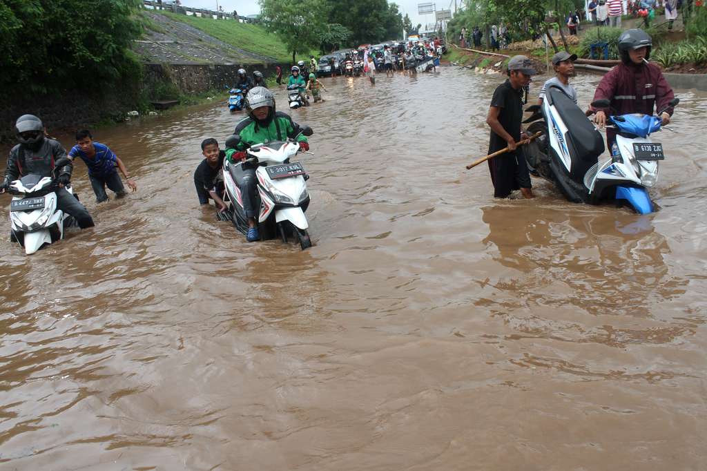 Banjir di sejumlah titik di Bekasi (ANTARA FOTO/Risky Andianto)