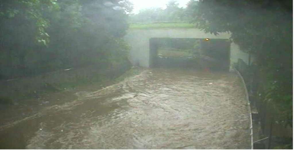 Banjiir di kolong jembatan Cawang