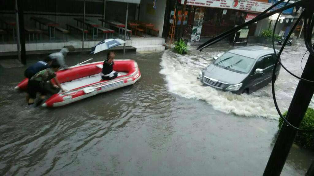 Banjir di Jalan Pulomas Selatan dengan ketinggian 60 cm