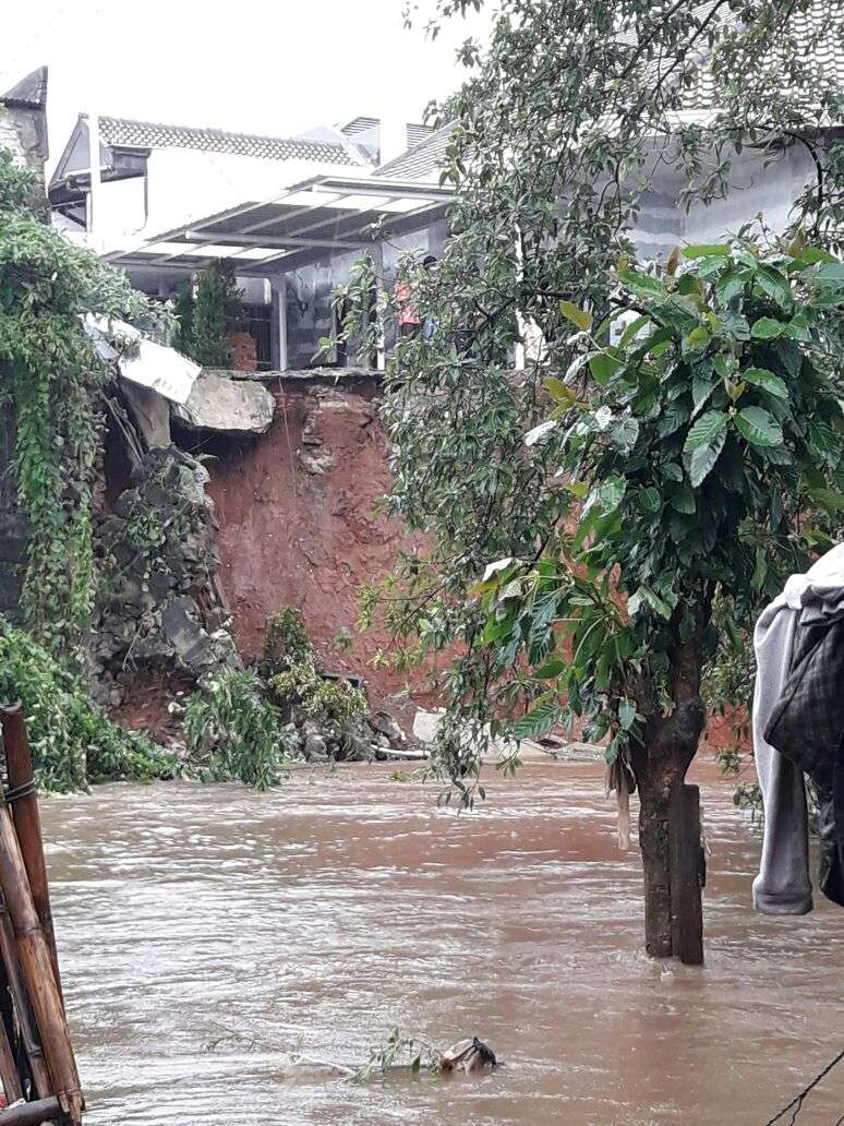 Rumah terbelah di Bukit Duri