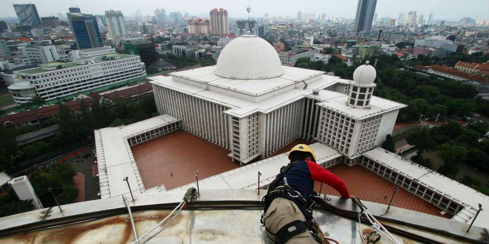 Mahasiswa pecinta alam membersihkan atap Masjid Istiqlal (14/2)