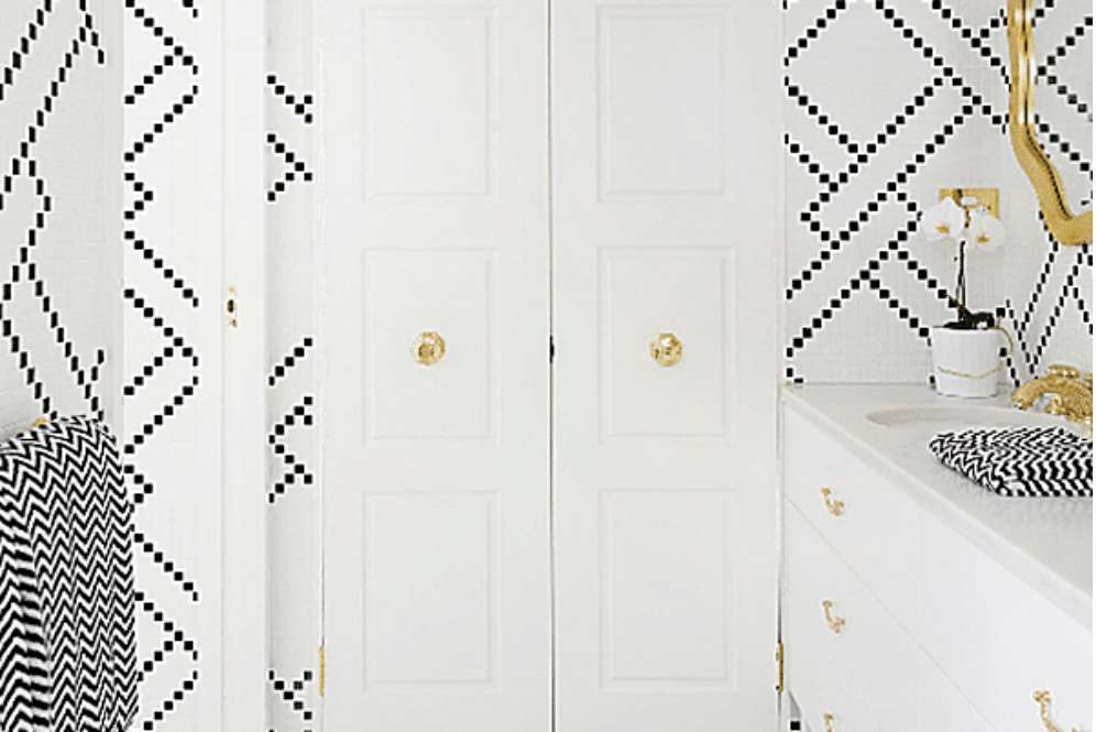 Kamar mandi dengan dinding bermotif (Adore)
