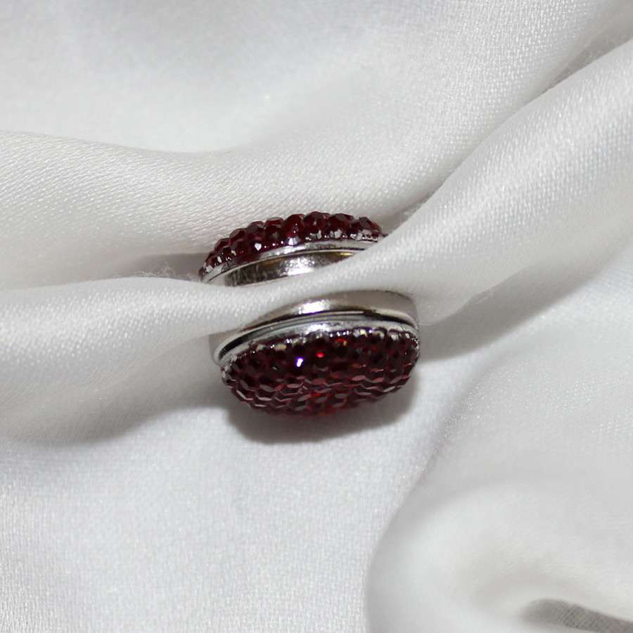 Pin hijab yang mengandung magnet