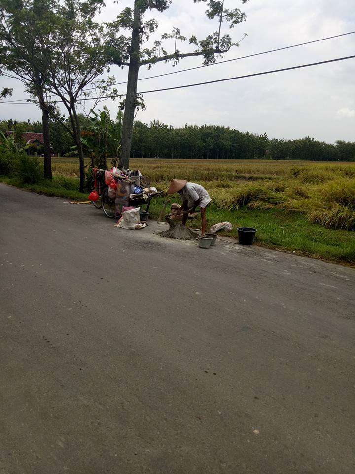 Pemulung tambal jalan