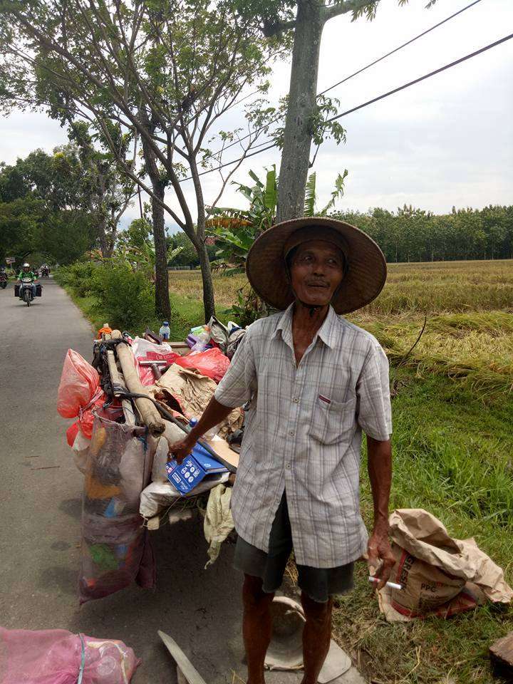 Pemulung tambal jalan