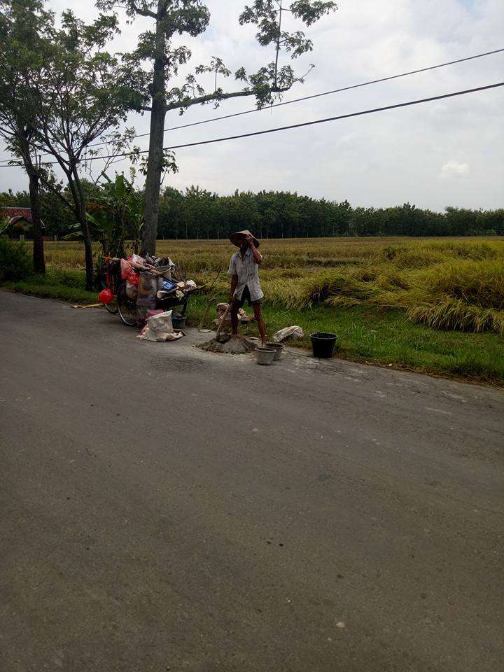 Pemulung tambal jalan