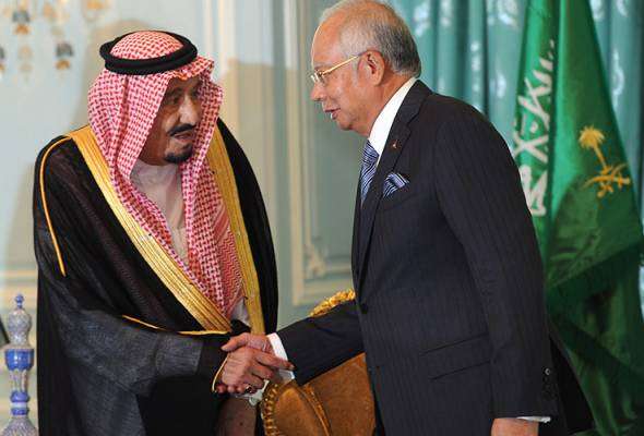 Raja Salman bersalaman dengan PM Najib