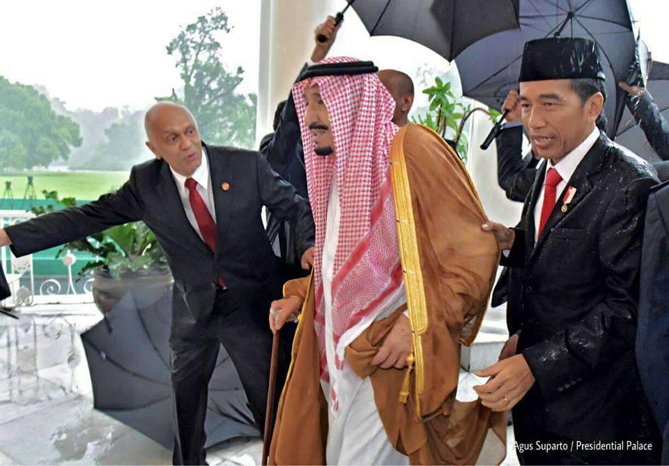 Jokowi kehujanan sambut Raja Salman