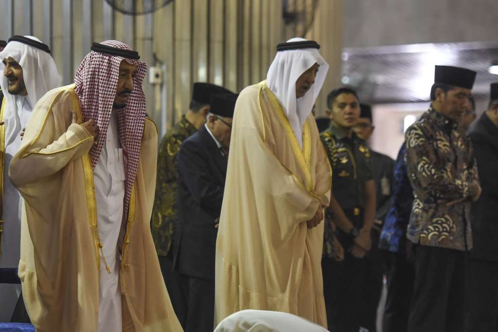 Raja Salman sholat Tahiyatul Masjid