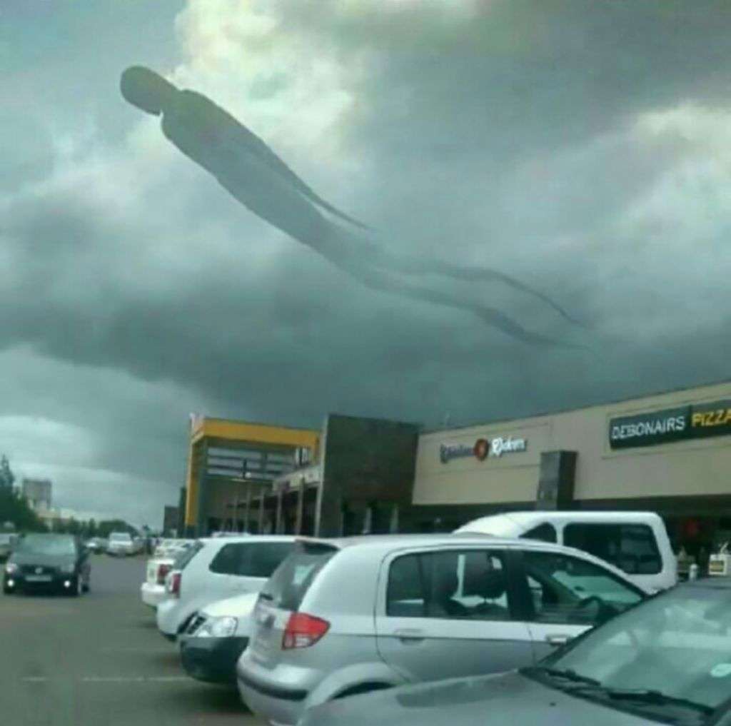 Sosok bayangan di langit