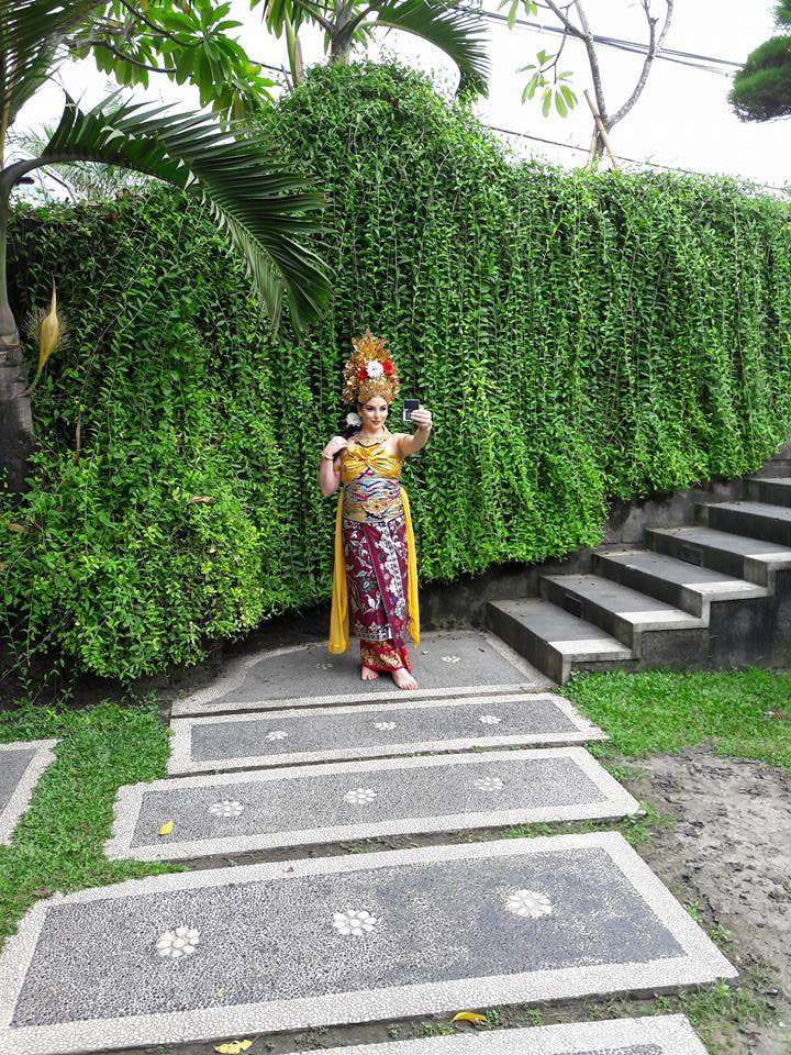 Putri Saudi berbusana Bali