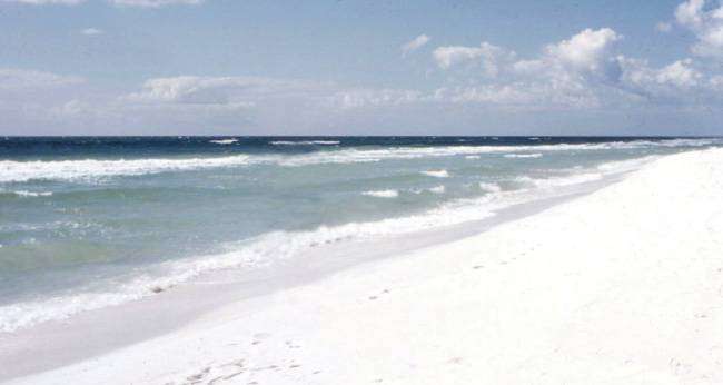 pantai warna warni