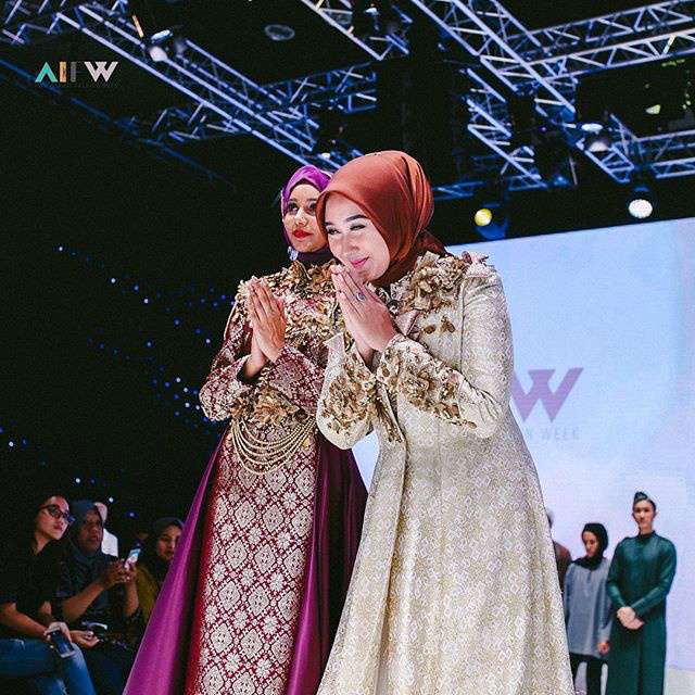 Dian Pelangi di ajang AIFW 2017 Dian Pelangi di ajang AIFW 2017
