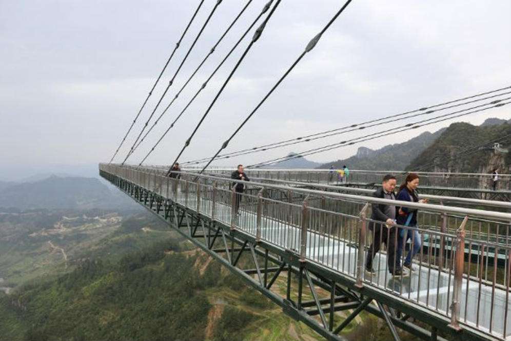 Jembatan kaca di Cjongqing