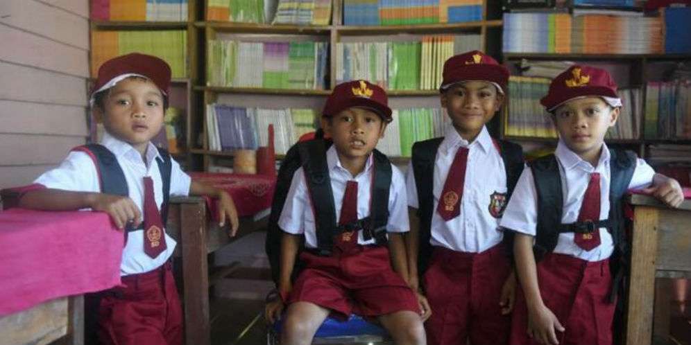 Siswa SDN 04 yang memakai baju bantuan baru