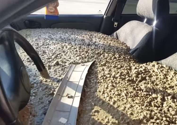 Mobil itu dicor
