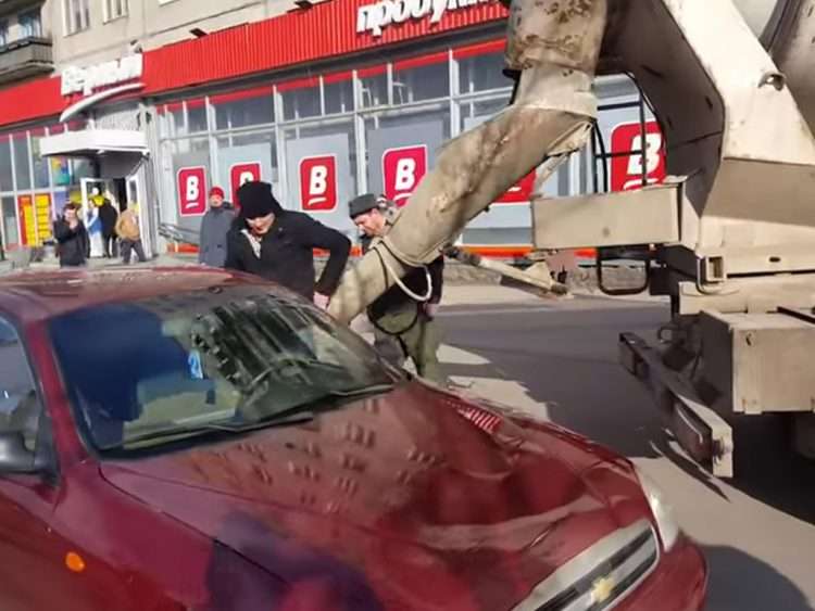 Sang Suami mengecor mobil istrinya tepat di depan supermarket