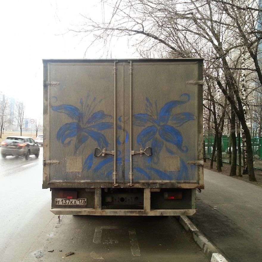 Karya Seni di Mobil Kotor Karya Seni di Mobil Kotor
