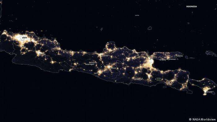 Pulau di Indonesia dari luar angkasa saat malam hari