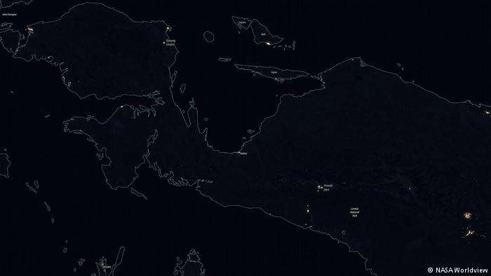 Pulau di Indonesia dari luar angkasa saat malam hari