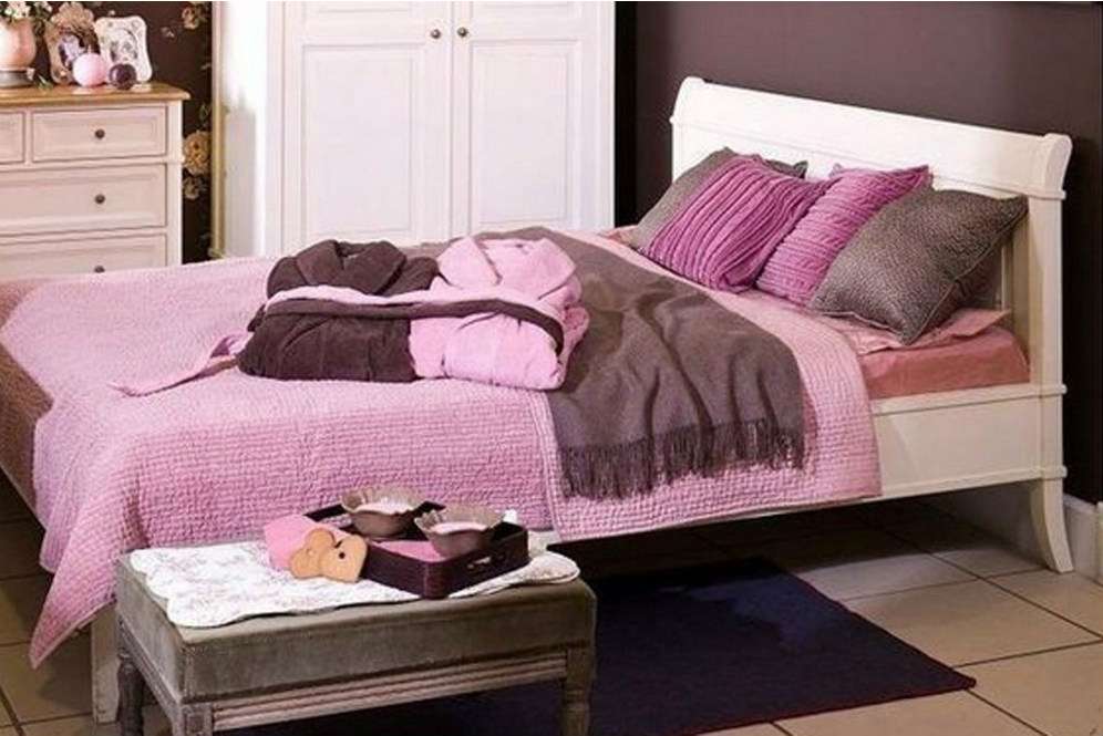 Kamar pink dan cokelat