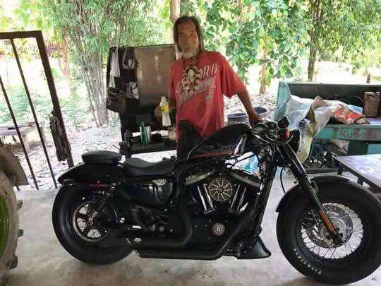 Kakek beli motor Harley Davidson